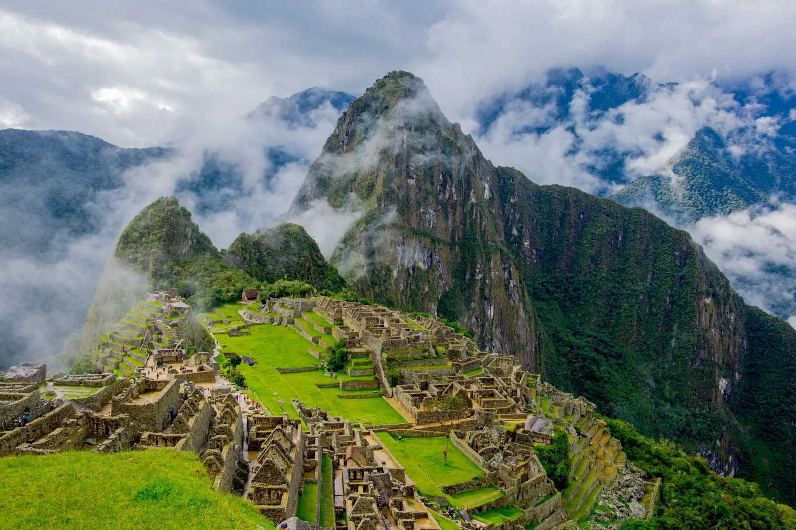 Machu Picchu w chmurach, z górą Huayna Picchu w tle