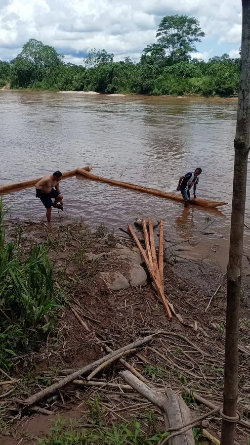 Budowa tratwy na rzece